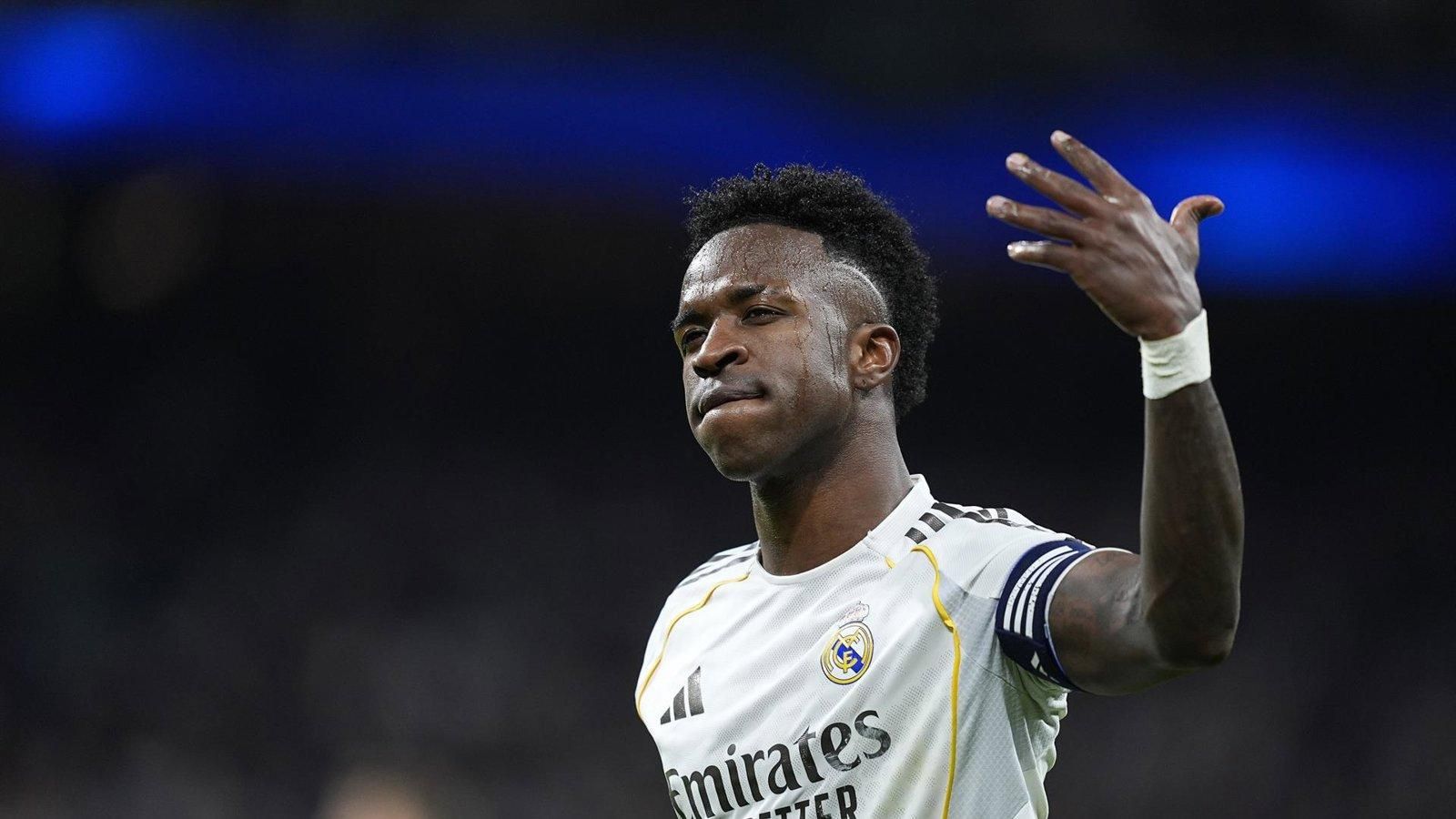 Watch exclusive footage from the Santiago Bernabéu of Vinicius Jr. scoring the crucial 1-1 penalty against Atlético Madrid. Experience the roar of the crowd and test your Real Madrid knowledge.